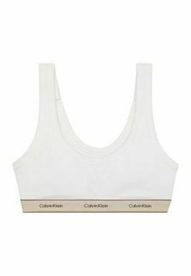 Weißer Calvin Klein Sport-BH mit beigem elastischem Band, das Calvin Klein-Logos rund um den unteren Rand zeigt.
