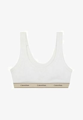 Weißer Calvin Klein Sport-BH mit beigem elastischem Band, das Calvin Klein-Logos rund um den unteren Rand zeigt.