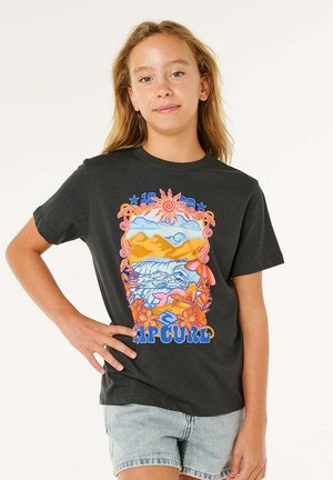 Camiseta negra de algodón con un diseño gráfico colorido que incluye montañas, olas y flores. Mangas cortas y corte holgado.