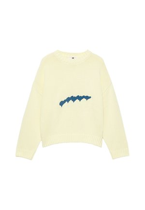 Pull en maille couleur crème avec col rond et poignets et ourlet côtelés, avec une rangée centrée de sept cœurs bleu foncé sur le devant.