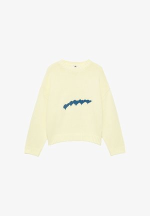 Pull en maille couleur crème avec col rond et poignets et ourlet côtelés, avec une rangée centrée de sept cœurs bleu foncé sur le devant.