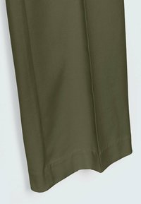 Pantalon en tissu vert olive avec une texture lisse, présentant une coupe droite et un ourlet soigné. Le matériau semble doux et léger.