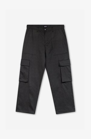 Czarno-szare pasiaste spodnie cargo w luźnym kroju, z wieloma kieszeniami i zapięciem na guzik z przodu. Miękka tekstura materiału.
