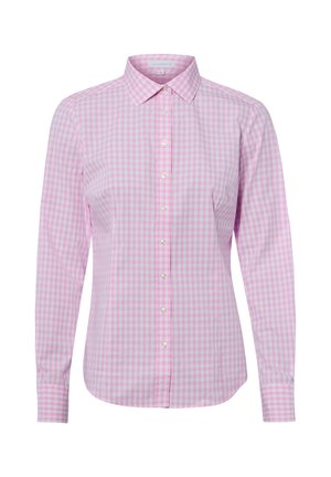 Chemise à manches longues à carreaux roses et blancs, à boutons, col pointu et taille ajustée, affichée sur un fond blanc uni.