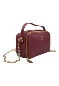 Borsa a tracolla in similpelle bordeaux con hardware dorato, chiusura con zip, tracolla a catena regolabile e logo impresso sul davanti.