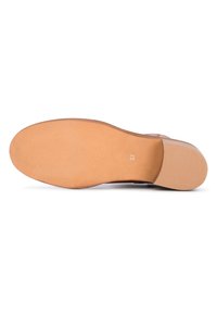 Suela de un zapato con un acabado de cuero liso en tonos marrón claro, con un patrón de textura sutil y una marca grabada en el talón. Talla 37 indicada.