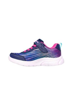 Zapatillas deportivas con una parte superior de malla de color azul oscuro con acentos rosas, una correa de gancho y bucle y una suela de goma blanca. Se observa un patrón de color degradado.