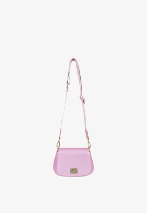 Petit sac bandoulière en cuir rose pastel avec sangle réglable et ferrures dorées sur fond blanc.
