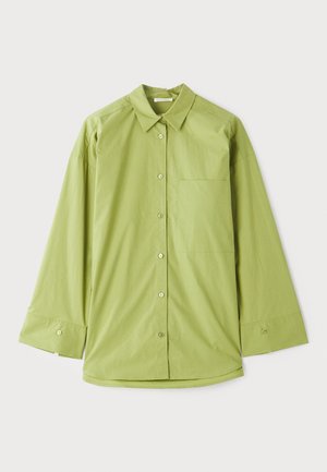 Chemise à boutons vert clair avec manches longues, un col classique, une poche poitrine et un tissu lisse et texturé.