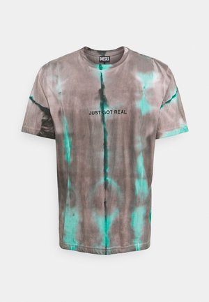 Koszulka z krótkim rękawem w stylu tie-dye w kolorach szarym i turkusowym, z czarnym napisem "JUST GOT REAL" na środku z przodu.