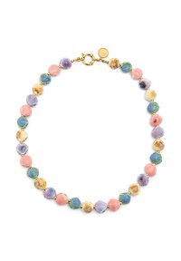 Collier de perles en coquillage multicolore avec des formes hexagonales et rondes, présentant des teintes pastel de rose, bleu, violet et des accents dorés, doté d'un fermoir à homard.