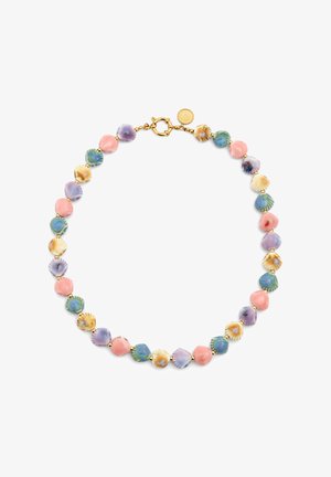 Multikleurige schelpenkra necklace met hexagonale en ronde vormen, met pastelroze, blauw, paars en gouden accenten, voorzien van een kreeftsluiting.