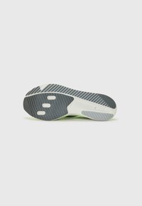Hardloopschoenzool met een grijze rubberen oppervlakte met een golfpatroon, witte tussenzool en groene accenten, gelabeld "ADIZERO."