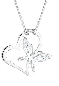 Ciondolo per collana in argento a forma di cuore aperto con una farfalla decorata con pietre preziose trasparenti su una catena sottile in argento.
