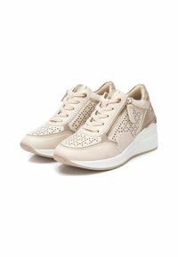 Sneakers beige realizzati in pelle e tessuto, caratterizzati da un design perforato, chiusura con lacci, zip laterale e tacco a zeppa.