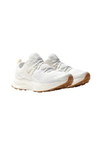 Scarpe sportive bianche con tomaia in mesh testurizzato, chiusura con lacci e suola in gomma. Presentano sottili dettagli di design e una soletta ammortizzata.