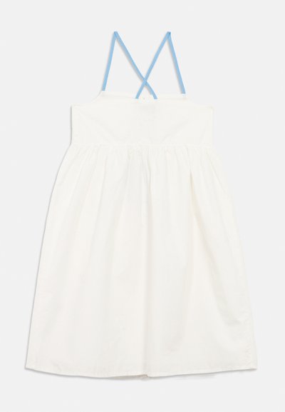 Λευκό βαμβακερό φόρεμα με μπλε ράντες που διασταυρώνονται στην πλάτη, εφαρμοστό μπούστο και φούστα με πιέτες. Με λεία υφή, μήκος μέχρι το γόνατο και χωρίς σχέδια.