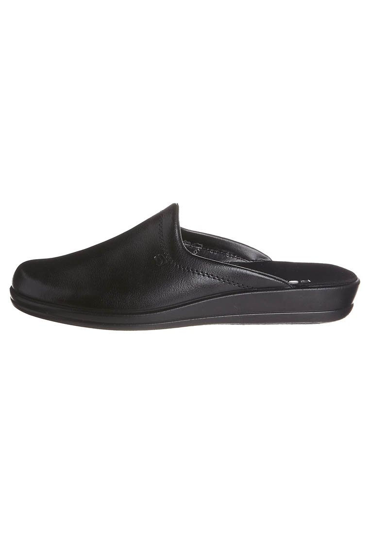 Sorte læder slip-on klip klapper med en glat finish, rund tå, lav platform og diskret syninger langs sømmene. Holdbart og alsidigt design.