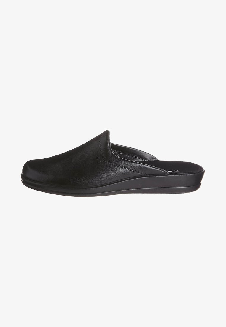 Sorte læder slip-on klip klapper med en glat finish, rund tå, lav platform og diskret syninger langs sømmene. Holdbart og alsidigt design.