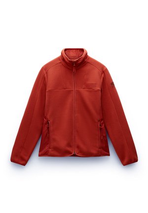 Giacca in pile rossa con colletto alto, chiusura frontale con zip e polsini elastici. Presenta tasche laterali e una finitura a trama sul tessuto.