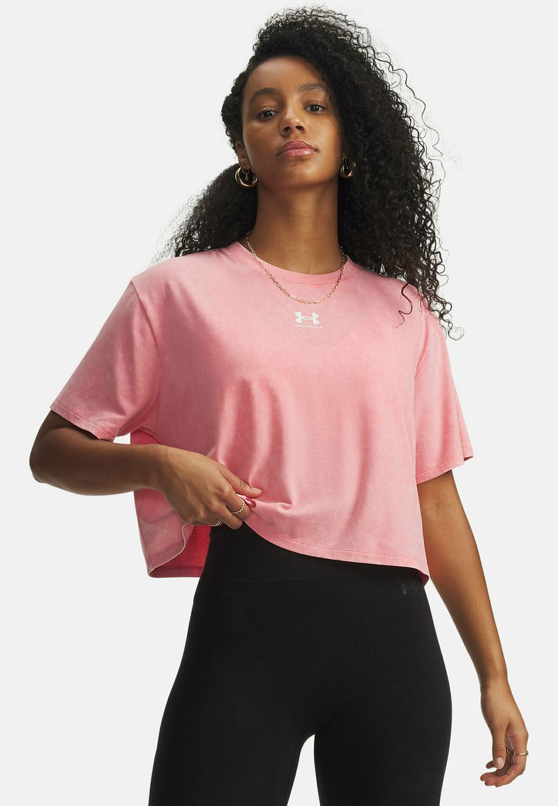 Camiseta corta de color rosa hecha de tela suave, con escote redondo y mangas cortas, con un pequeño logo blanco en el pecho.