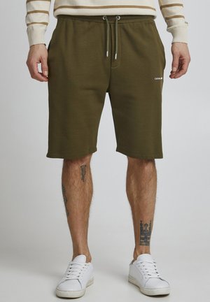 Olivengrønne shorts lavet af bomuldsblanding, med elastisk talje og snor samt sidelommer. Hvid logo-detalje på benet.