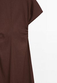 Robe marron à manches courtes avec un détail de fronces latérales et une couture verticale au centre, sur un fond blanc.