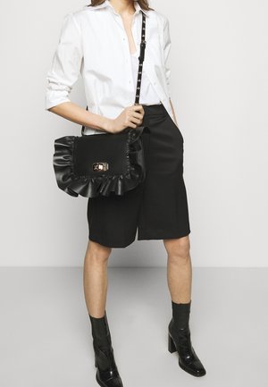 Red V, Bandolera - black