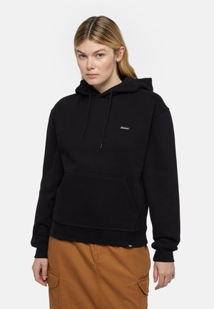 Zwarte hoodie gemaakt van een katoenmix met een voeringzak, een capuchon met koord, geribde manchetten en zoom; heeft een klein logo op de borst.
