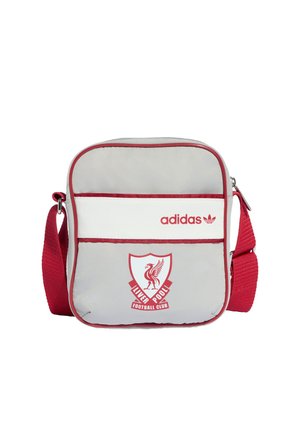 Lille grå og hvid skuldertaske med rød kant, rød justerbar rem, Adidas-logo og Liverpool Football Club-emblem foran.