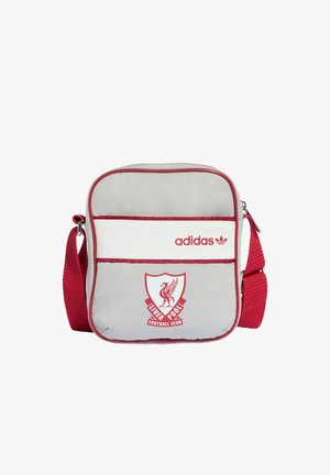 Petit sac bandoulière gris et blanc avec bordure rouge, sangle rouge réglable, logo Adidas et emblème du Liverpool Football Club à l'avant.