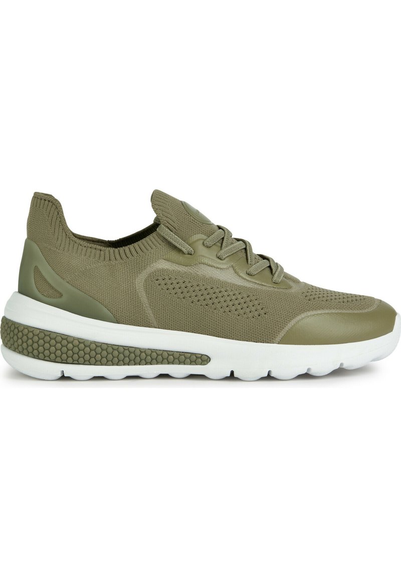 Scarpe sportive di un verde oliva chiaro con una parte superiore in maglia, dettagli testurizzati e suola in gomma con un motivo a nido d'ape.