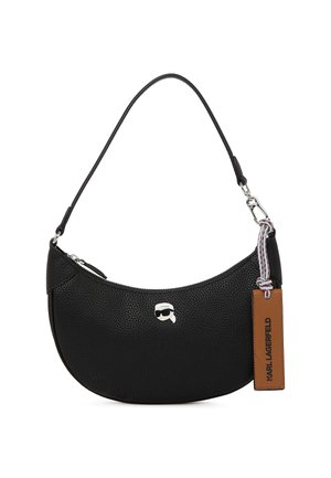 Sac à main en cuir noir en forme de croissant avec une petite poignée, petit logo argenté à l’avant et étiquette marron avec le texte « "KARL LAGERFELD" ».