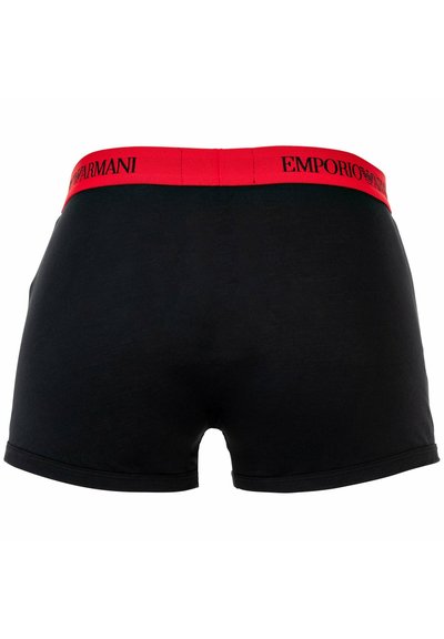 Shorts de boxeur noirs avec une ceinture rouge arborant le logo "Emporio Armani", fabriqués à partir d'un matériau lisse et extensible.