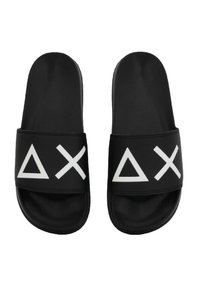 Sandali neri con un materiale sintetico liscio. Presentano simboli geometrici di controller di gioco bianchi sulle cinghie. Design con suola piatta.