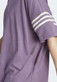 adidas Originals T-shirt med print - purple