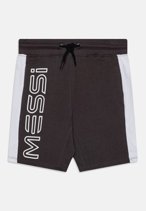 Mørkegrå shorts med hvide sidepaneler, sort snøre i taljen og stor hvid tekst "MESSI" lodret på venstre ben.