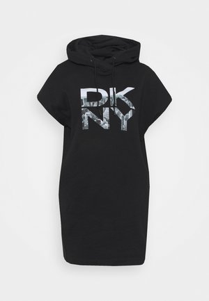 Robe à capuche noire à manches courtes avec de grandes lettres "DKNY" remplies d'une impression de paysage urbain sur le devant, dotée d'une capuche réglable avec cordon de serrage.