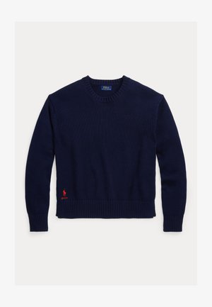 Tumši zils adīts džemperis ar ribotu kakla izgriezumu un apakšu. Apakšējā kreisajā pusē ir izšūta sarkana logo.