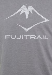 ASICS FUJI TRAIL TEA - T-shirt estampada - graphite grey