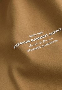 Jack & Jones PREMIUM JPRBLACHAD BRANDING CREW NECK TEE - Apdrukāts T-krekls - ermine