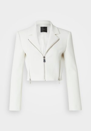 Giacca bianca corta con maniche lunghe, colletto a revers e chiusura frontale con zip, dotata di dettagli in metallo argentato e tasche laterali con zip.