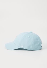 Casquette en coton bleu clair avec un visière incurvée, détail brodé à l'avant et sangle ajustable à l'arrière. Texture lisse et design décontracté.