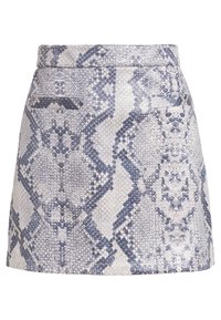 Falda corta con estampado de serpiente en tonos de azul y blanco, que presenta una textura suave, cintura ajustada y un diseño moderno con dos bolsillos en la parte posterior.