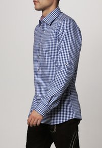 Blauw en wit geblokt overhemd met lange mouwen, knoopsluiting, kraag en manchetten. Gemaakt van lichtgewicht stof, slim fit.