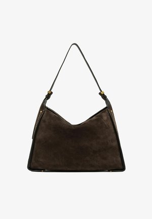 Borsa in suede marrone con una forma curvilinea, dettagli in pelle scura e una tracolla regolabile. Presenta lati con zip e accessori in metallo color oro.