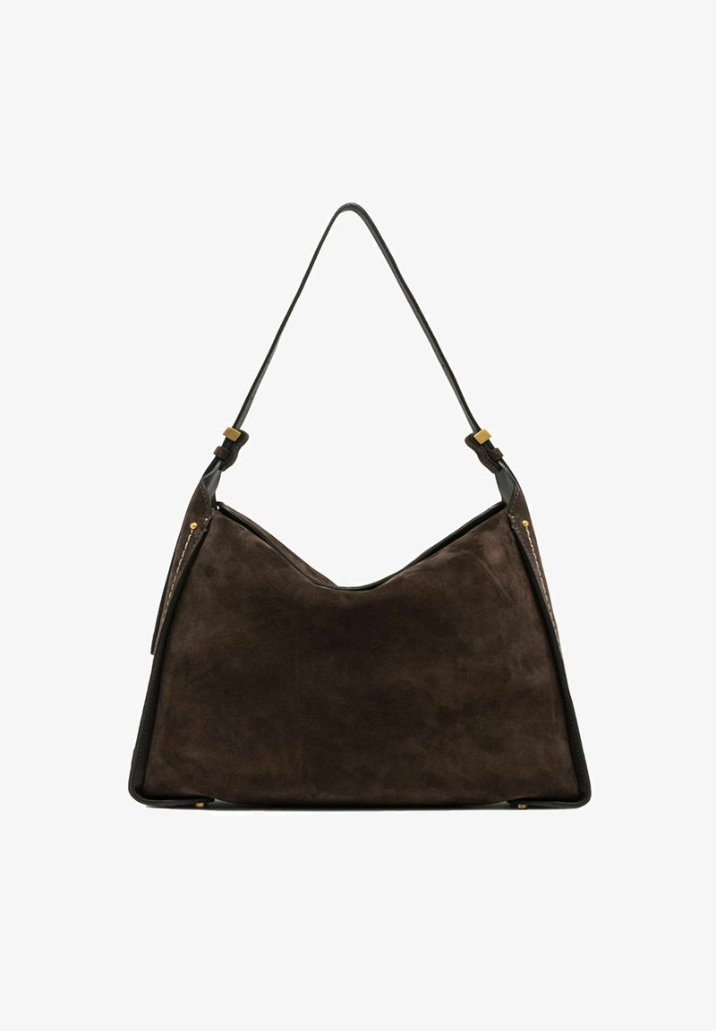 Bruine suede handtas met een gebogen lichaam, donkere leren accenten en een verstelbare strap. Voorzien van ritssluitingen aan de zijkanten en gouden hardware.