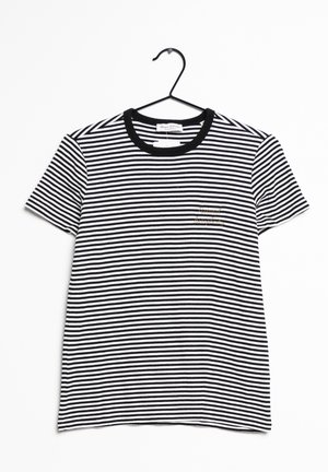 Zwart-wit horizontaal gestreept T-shirt met korte mouwen en een zwarte kraag, kleine geborduurde tekst op de linkerborst, hangend aan een zwarte hanger.