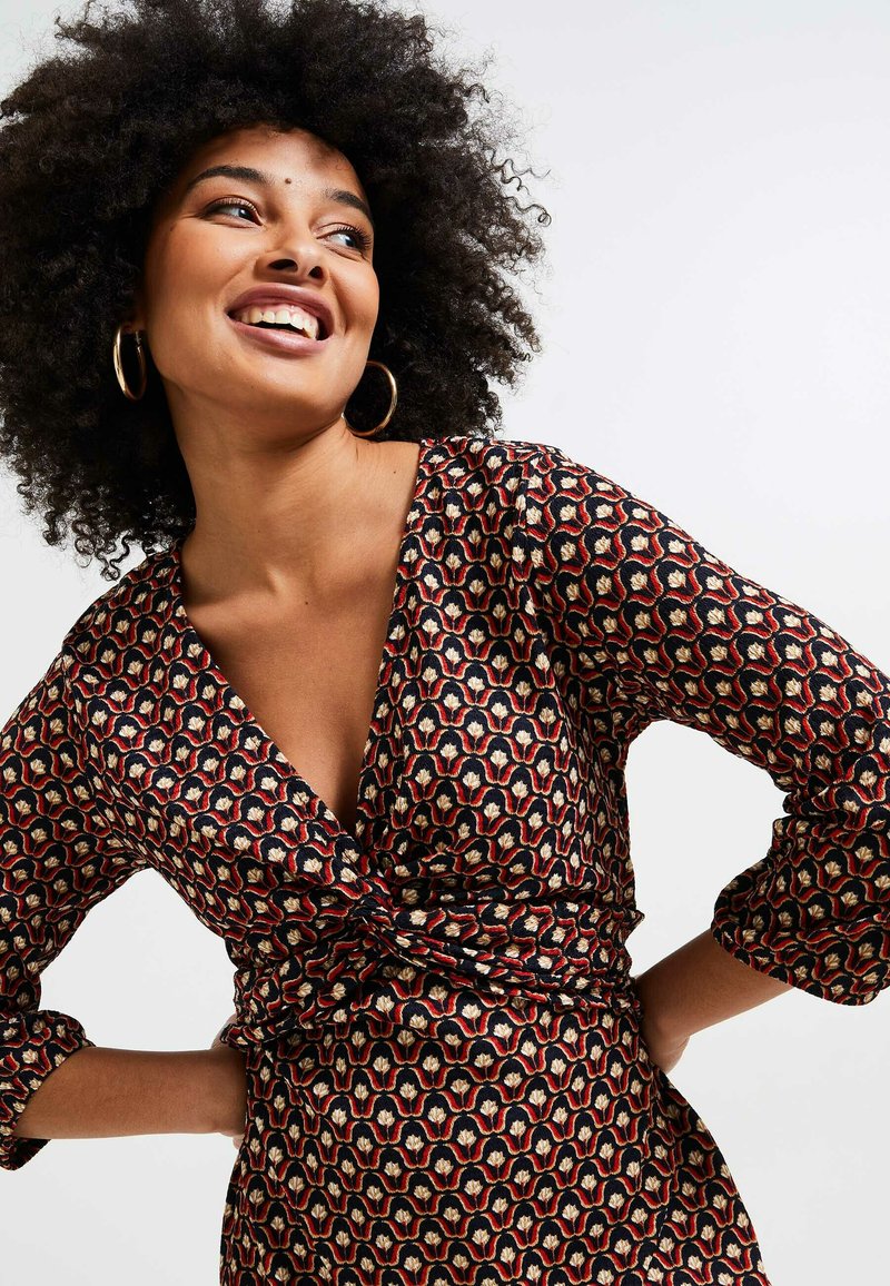 Robe En Velours Sans Manches Grain De Malice - Coupe Fluide, Longueur Genou, Boutons Avant | Imprimé Graphique élégant