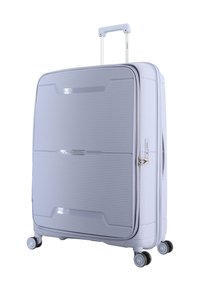 Hellgrauer Hartschalenkoffer mit vier Spinner-Rädern, Teleskopgriff, Seitengriff und integriertem Zahlenschloss auf einem weißen Hintergrund.